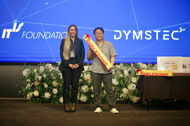 Image showing MSc Susana Castanheira of SPEAG awarding Swiss chocolate to a raffle winner