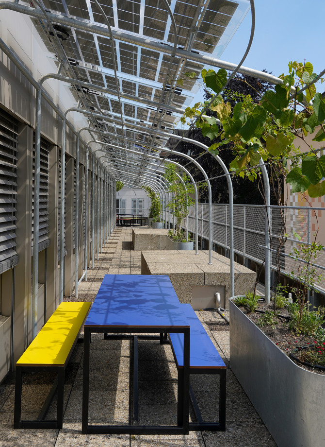 Z43 Zeughausstrasse, photovoltaic modules and colouful tables and benches. Image credit: Z43